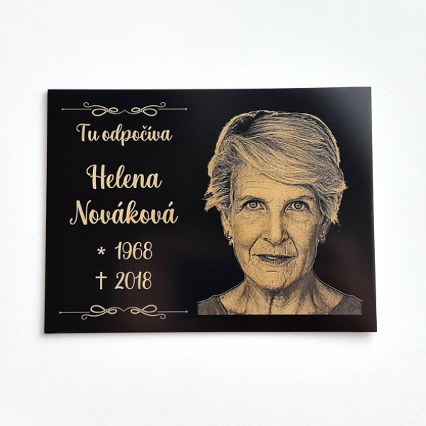 schwarzes rechteckiges Grabschild mit gravierter Fotografie